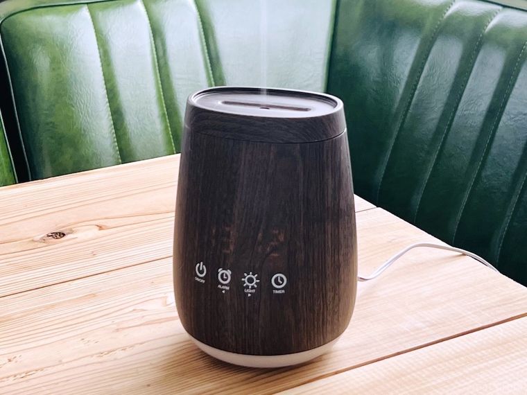 テーブルの上に置かれた加湿器