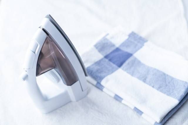 アイロンと畳まれたタオル