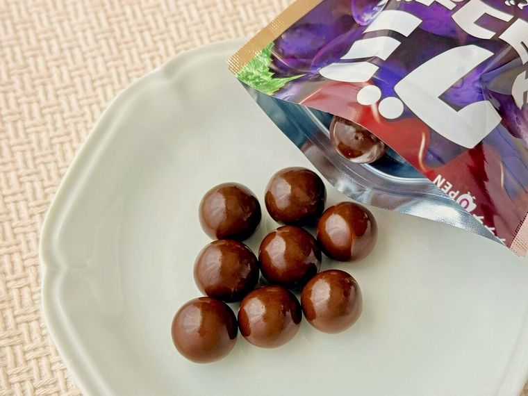 グミチョコボールぶどう味を皿に盛り付けている様子