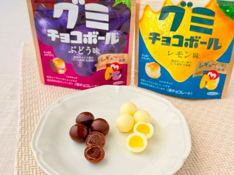 グミチョコボールぶどう味とグミチョコボールレモン味のパッケージと中身