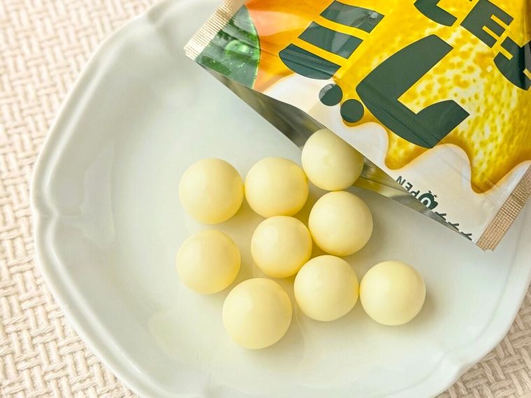 グミチョコボールレモン味を皿に盛り付けている様子