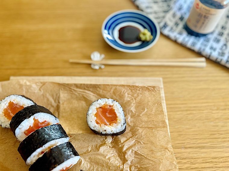 コストコのフードコートメニュー「サーモンポキロール」に醤油とわさびが入った小皿を添えたところ