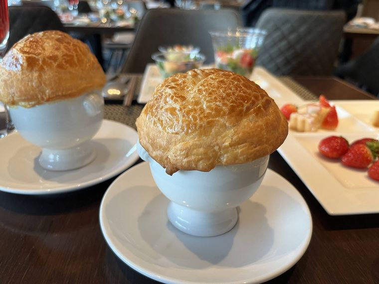 クラムチャウダー風パイ包み焼きスープ