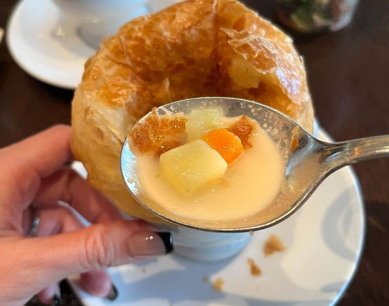 クラムチャウダー風パイ包み焼きスープ