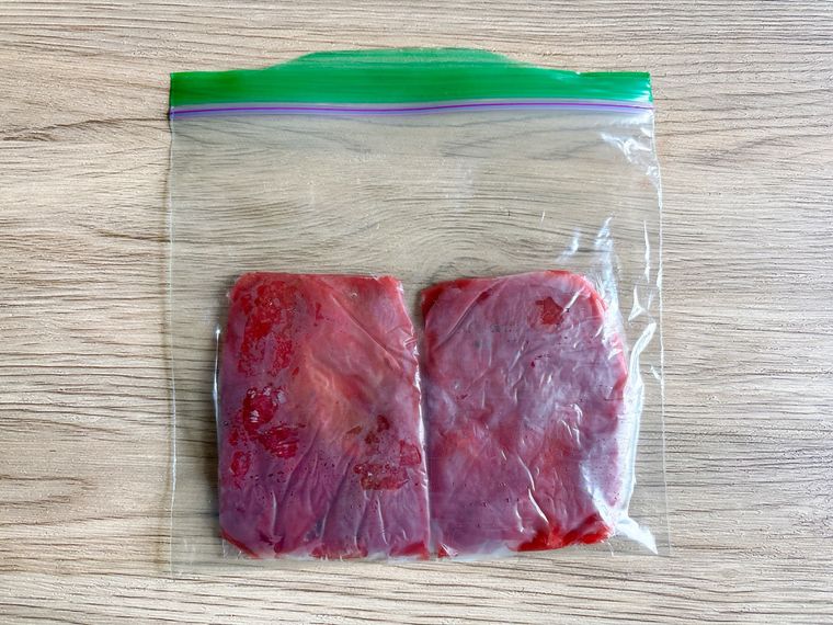 梅干しペーストをラップで包んでフリーザーバッグに入れて冷凍保存したもの