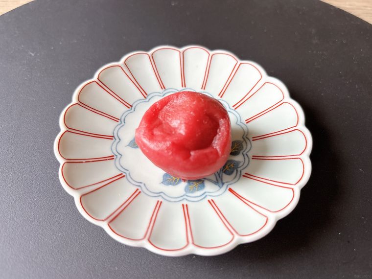 和皿に冷凍した梅干しをおいたもの