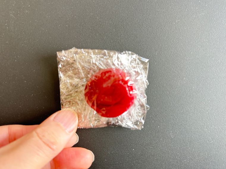 梅干しをラップで包んだもの