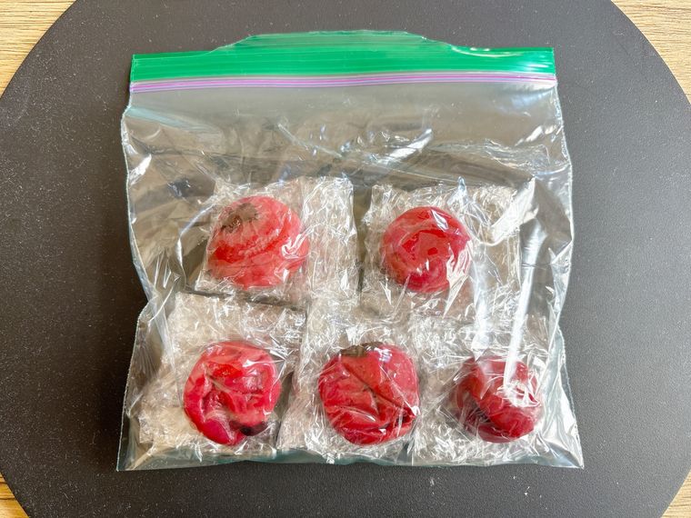ラップで包んだ梅干しをフリーザーバッグに入れたもの