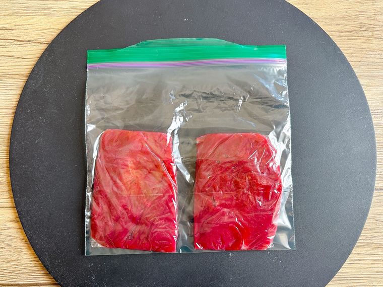 ラップで包んだ梅干しペーストをフリーザーバッグに入れたもの