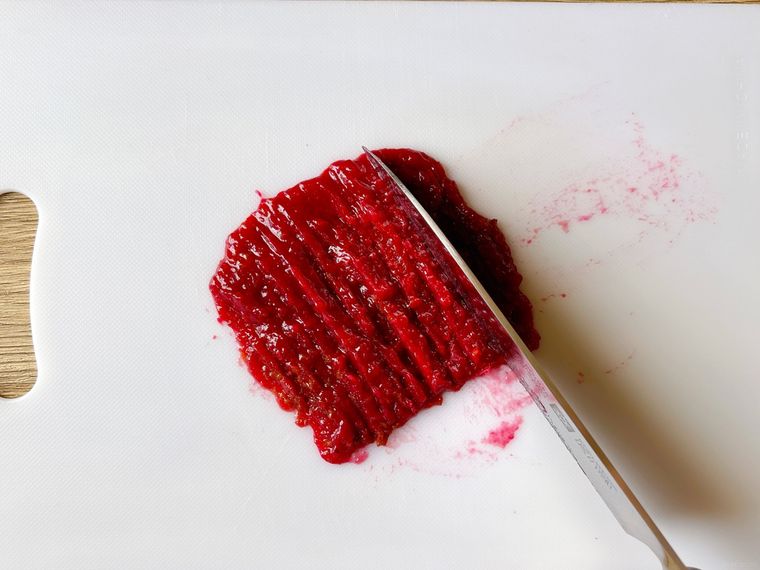 梅干しの果肉を包丁で叩く様子