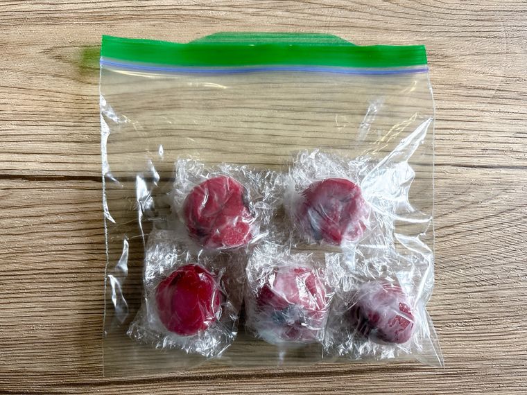 梅干しをラップで包んでフリーザーバッグに入れて冷凍保存したもの