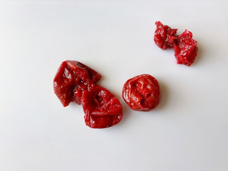 梅干しの種を外したもの