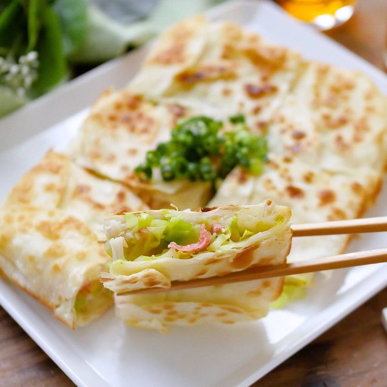 白い角皿に盛り付けたキャベツとカニかまのチーズ焼き