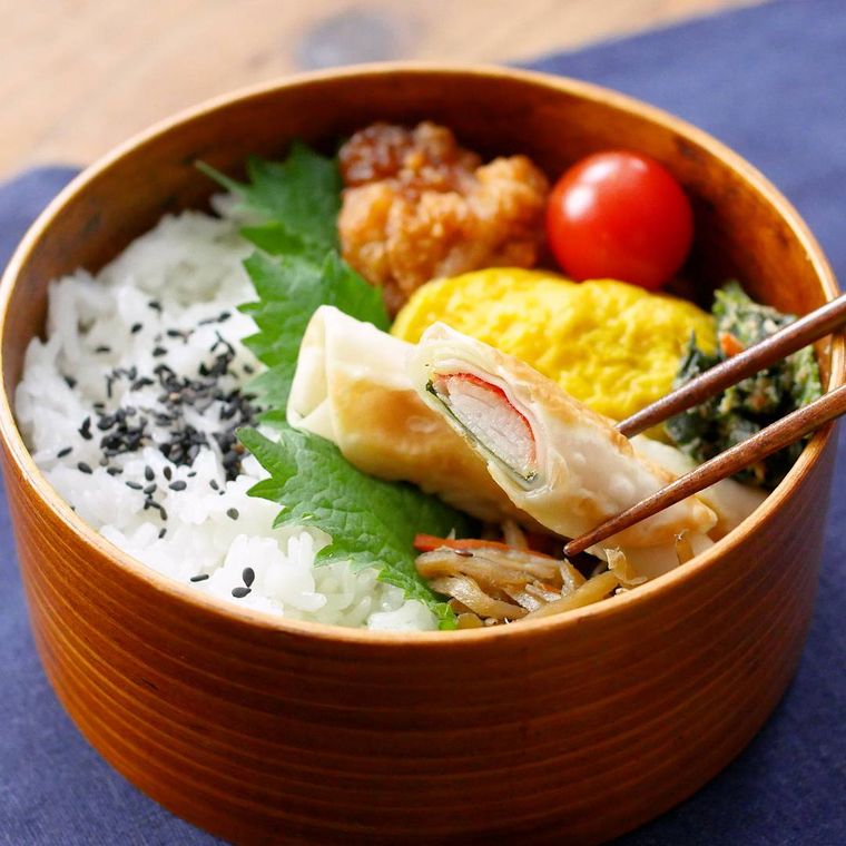 お弁当箱に入ったカニ風味かまぼこ餃子