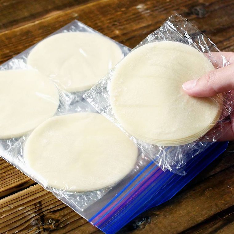 餃子の皮をラップに包んで保存袋に入れている様子