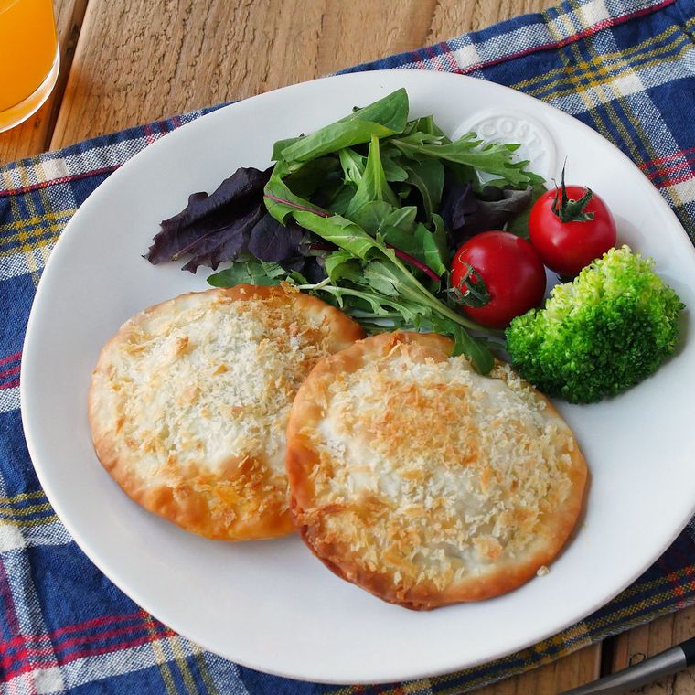 白い丸皿に盛り付けた餃子の皮のカレーパン
