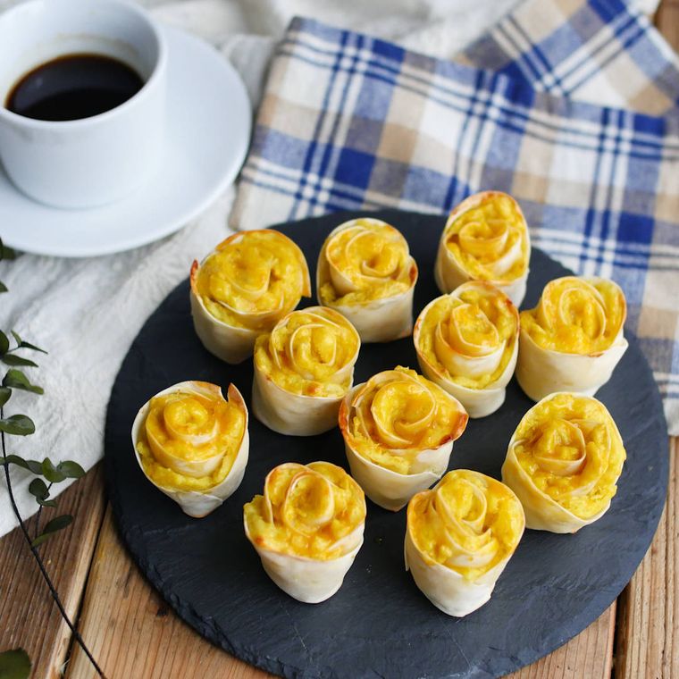 黒い丸皿に盛り付けたスイートポテトパイ