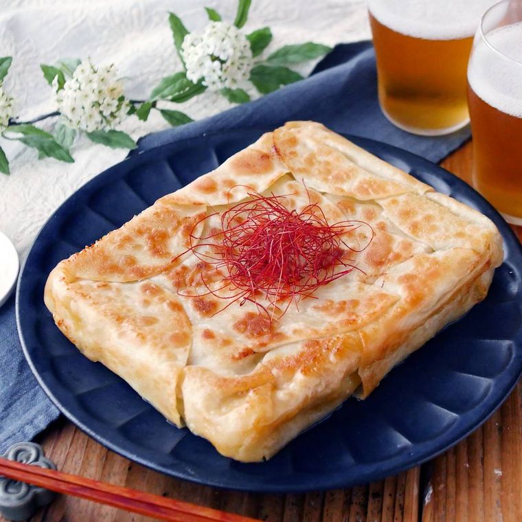 青い丸皿に盛り付けた角餃子