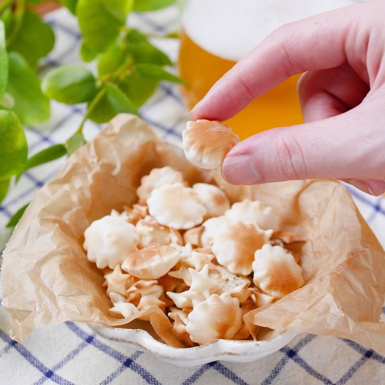 餃子の皮スナックを掴んでいる様子