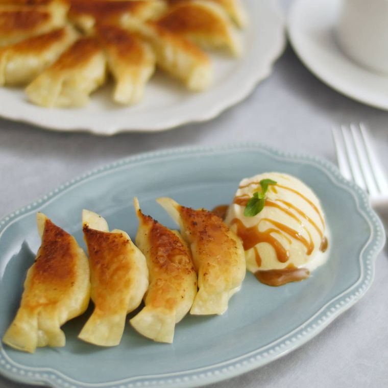 グレーの洋食器に盛り付けたキャラメルバナナ餃子