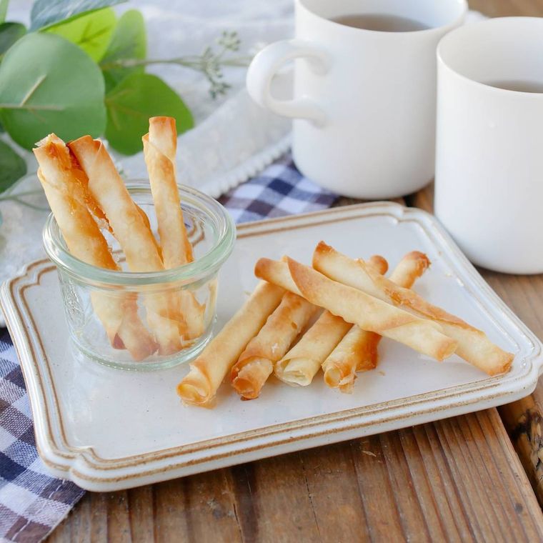 グレーの角皿に盛り付けたシガレットクッキー