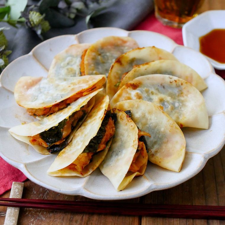 白い花型の皿に盛り付けたのり豚キムチのたたみ餃子