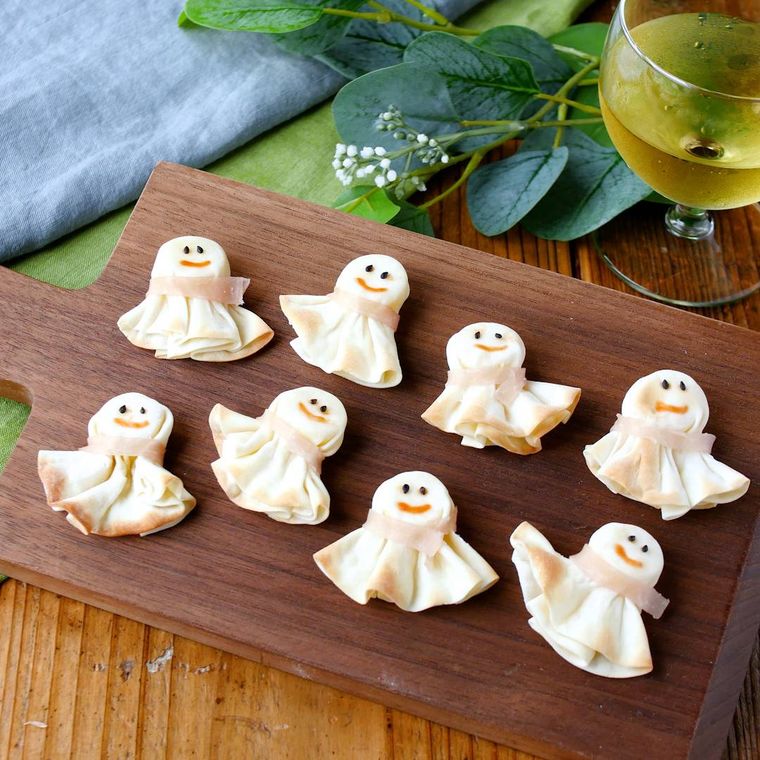 木製ボードに並んだてるてるチーズ坊主