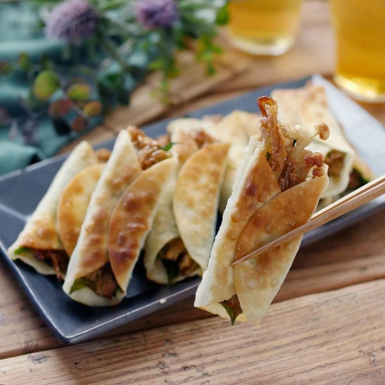 えのきと大葉のパリパリ焼きを箸で挟んでいる様子