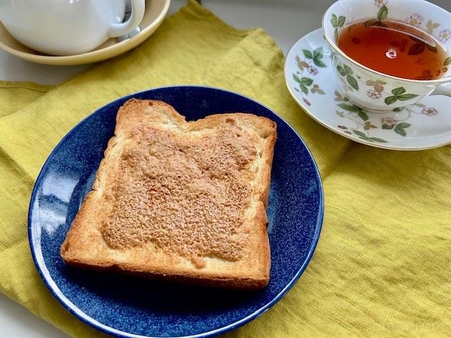 青い皿にのせたきな粉トースト