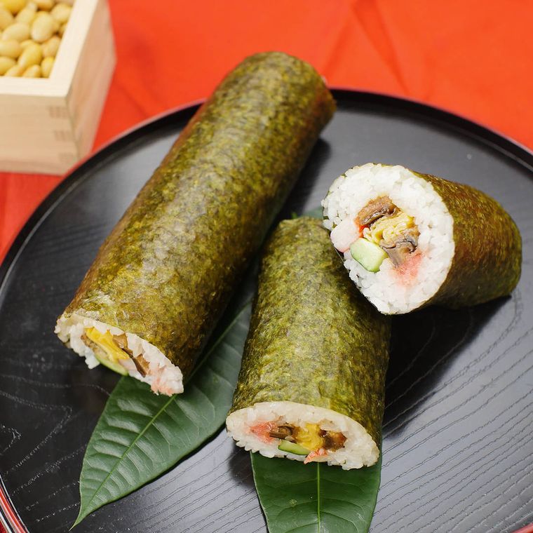 お盆に盛られた恵方巻き