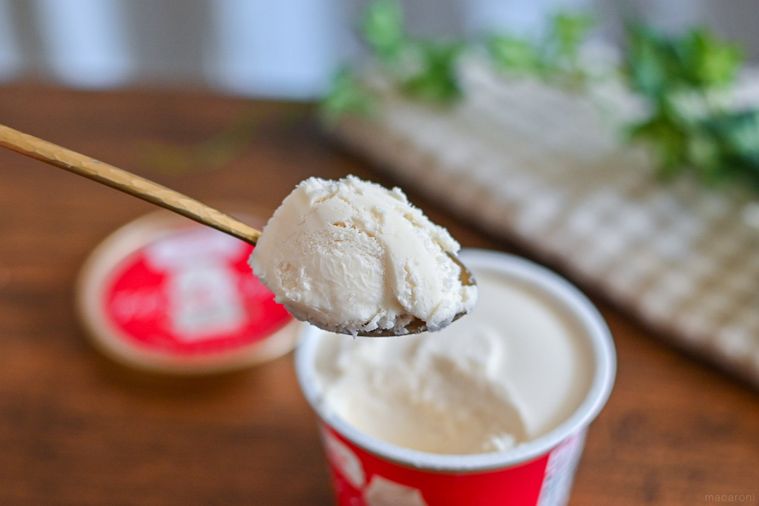 アイスをスプーンですくっているところ