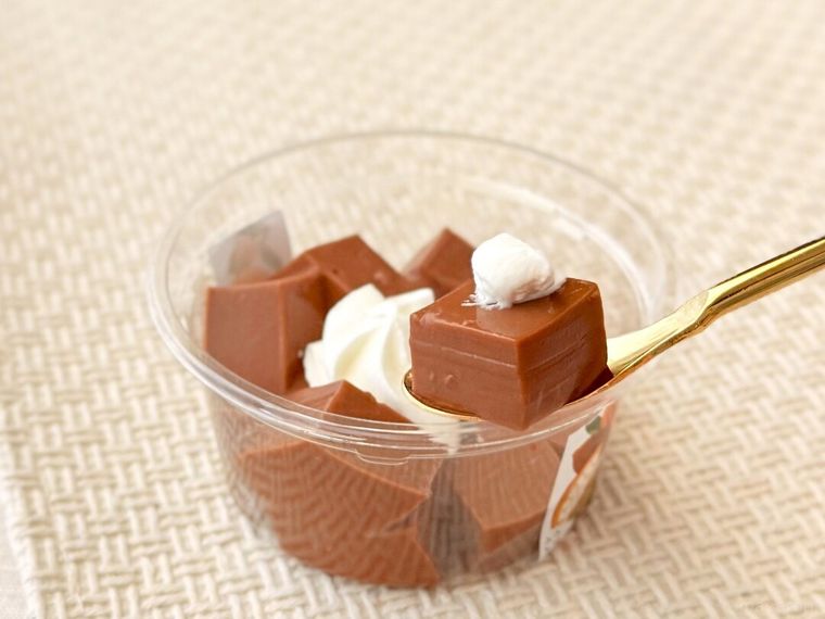 生クリームがのったチョコわらびをスプーンで持っている様子