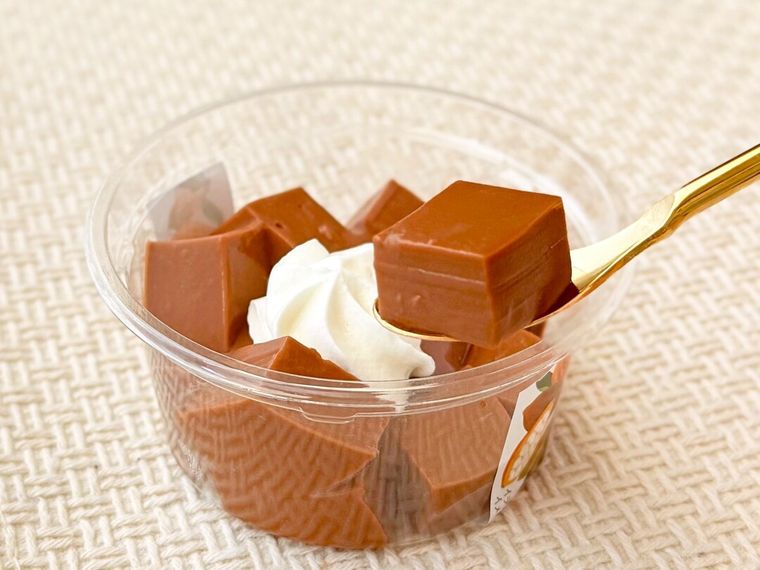 もっちりチョコわらびのチョコわらびをスプーンで持っている様子