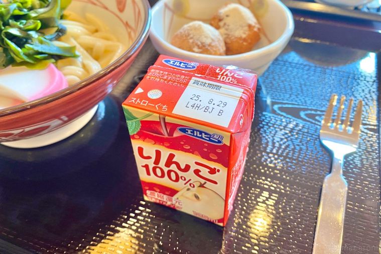 黒いお盆にのったりんごの紙パックジュース