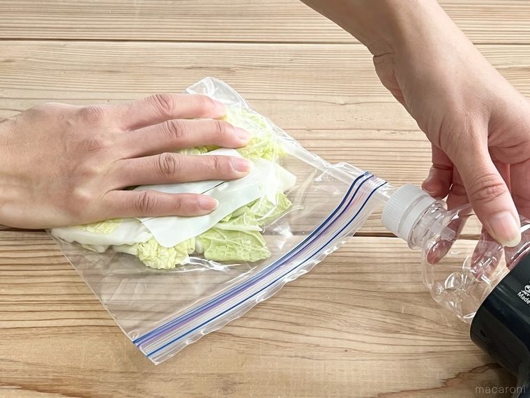 ドライヤーでジップ付きポリ袋の空気を吸っている様子