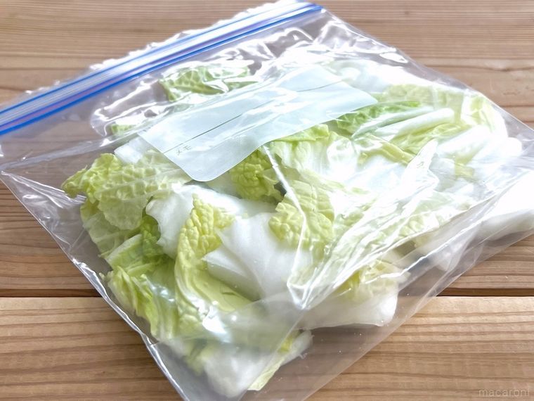 カット白菜が入ったジップ付きポリ袋