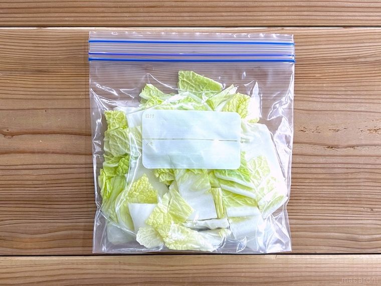 カット白菜が入ったジップ付きポリ袋