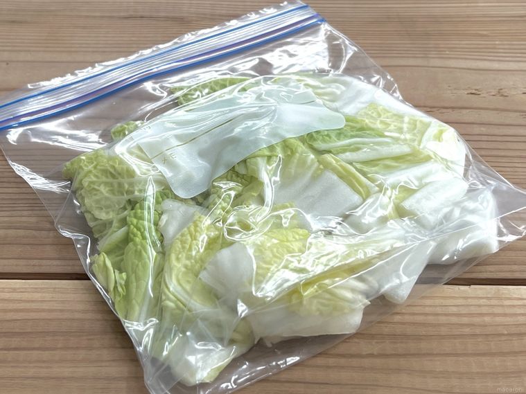 カット白菜が入ったジップ付きポリ袋