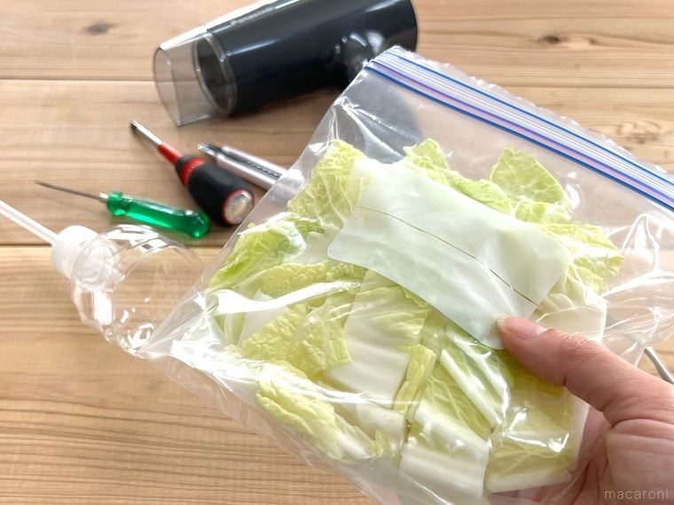 カット白菜が入ったジップ付きポリ袋