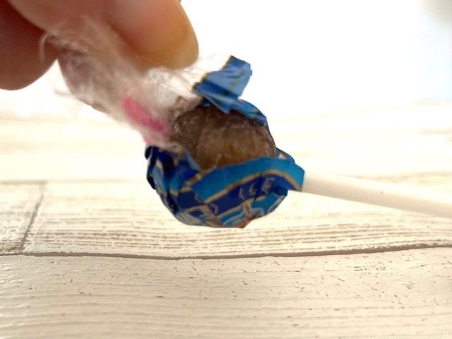 チュッパチャプスミニのパッケージを剥がしている