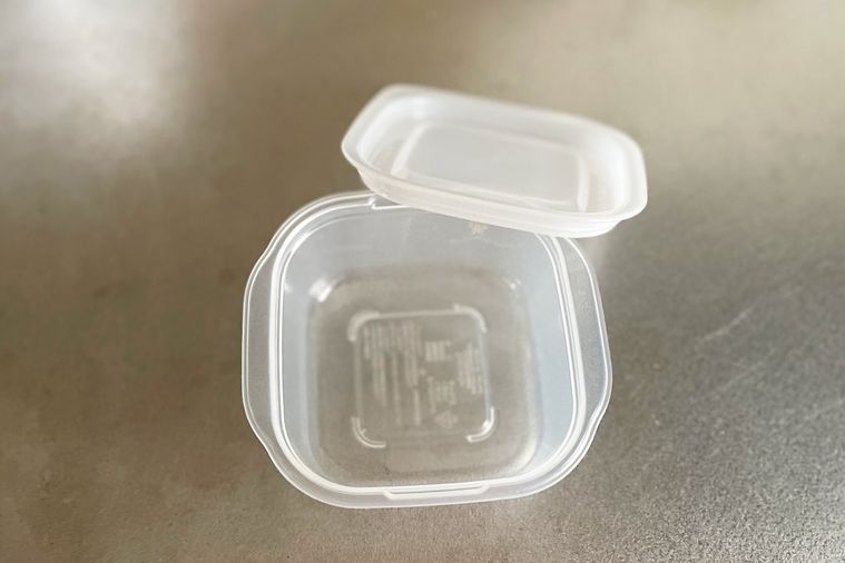小さめの保存容器とフタ