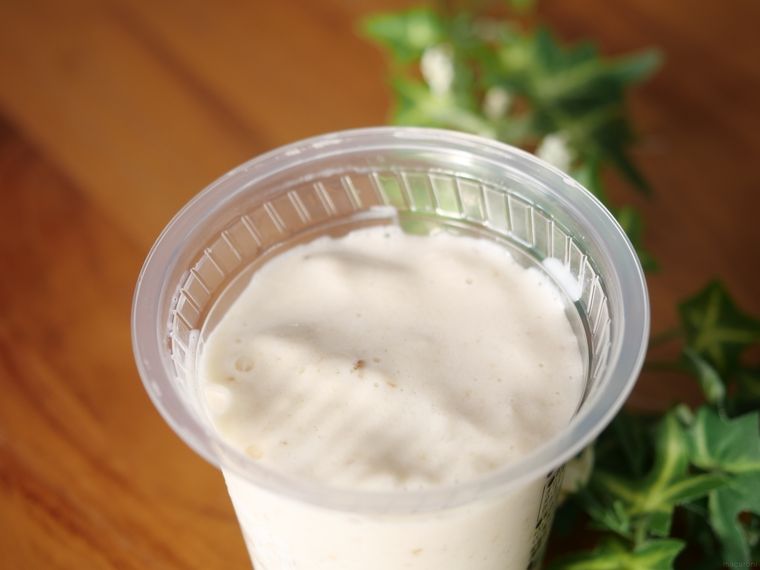 セブンイレブンのバナナスムージーが机の上に置いてある