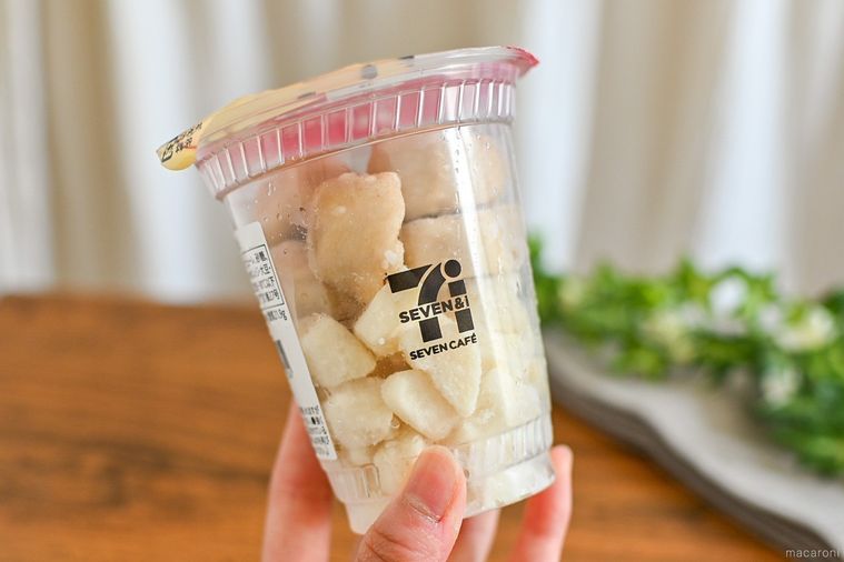 お店で作る甘熟王バナナジュースを持っている様子