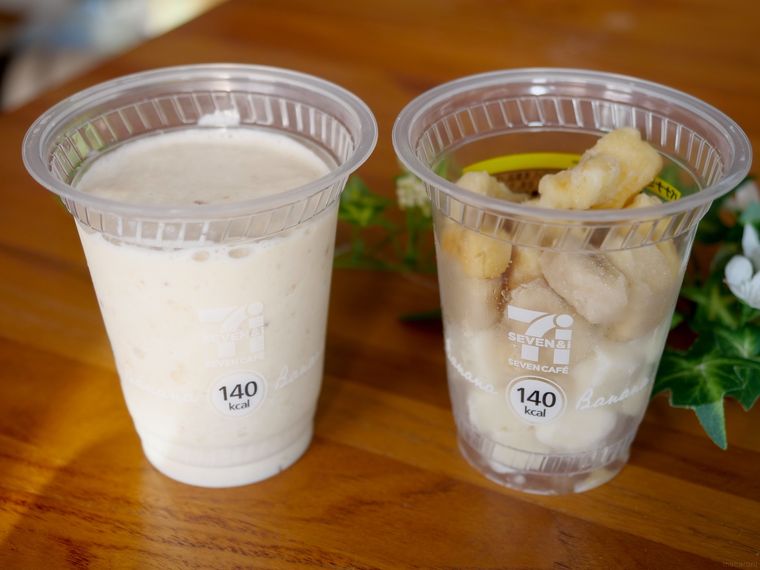 机の上にセブンイレブンのバナナスムージーが置いてある
