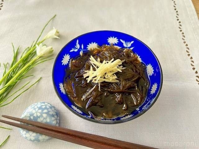 青い皿に入ったもずく酢