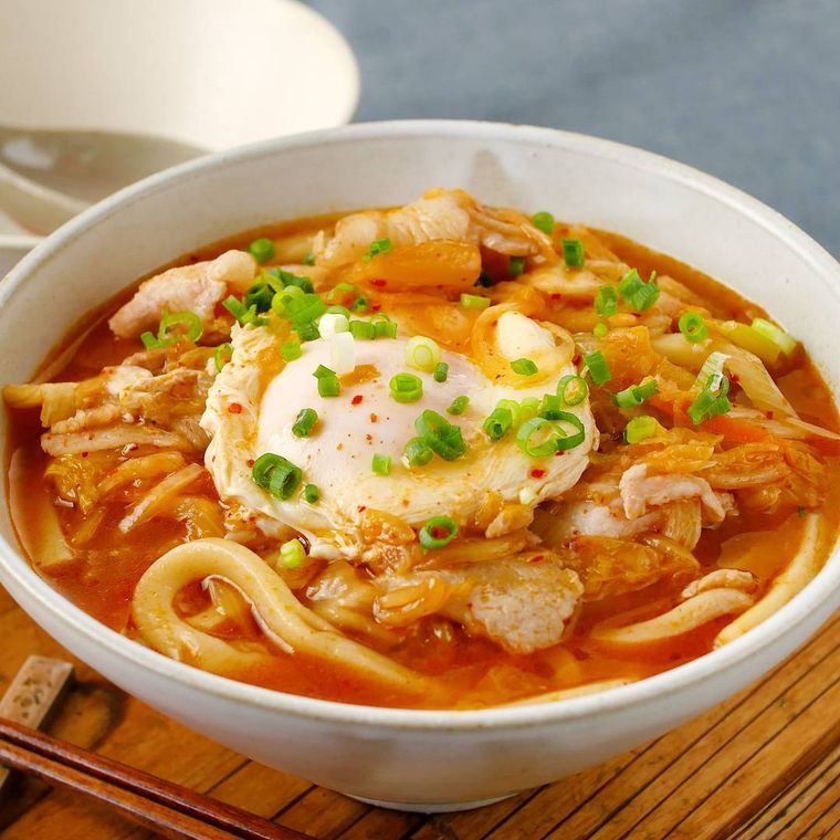 白い器に盛られたキムチ鍋のうどん
