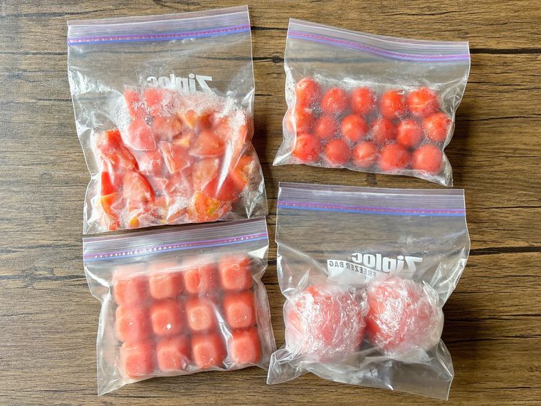 ジップつきの保存袋に入った冷凍トマト