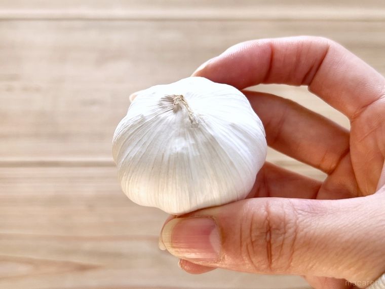 にんにくを手で持っている様子