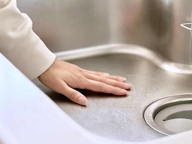 シンクに手をこすりつけている様子
