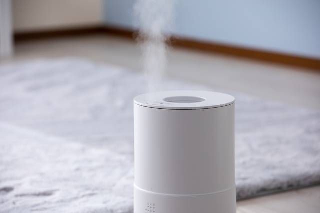 部屋の中央に置かれた加湿器